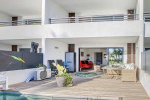 Casa con piscina y sala de estar en La Palmeraie - Appt climatisé - Piscine, en Bandol