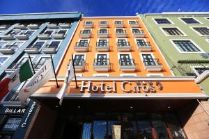 パチューカ・デ・ソトにあるHotel Cirosのホテルの建物の側面にサインがあります。