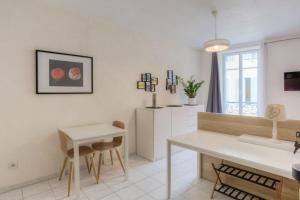een witte keuken met een tafel en een eetkamer bij #25 Studio Maréchal Jean Medcin Hyper centre 10 min Mer in Nice