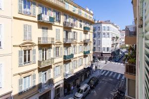 een uitzicht op een stadsstraat vanuit een gebouw bij #25 Studio Maréchal Jean Medcin Hyper centre 10 min Mer in Nice