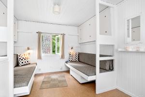Pokój z 2 łóżkami piętrowymi i lustrem w obiekcie First Camp Kolmården-Norrköping w mieście Kolmården