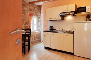 Kuchyň nebo kuchyňský kout v ubytování Apartments Ivica