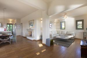 Posteľ alebo postele v izbe v ubytovaní Villa Erato · Ideal family Villa for 8 - Pool, Sea Views + 22 fotografií