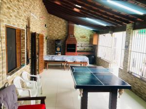 una sala da ping pong con tavolo da ping pong di Piscina aquecida, 3 dorms ar condicionado, Cervejeira e Bilhar, a 500 metros do Mar a Bertioga