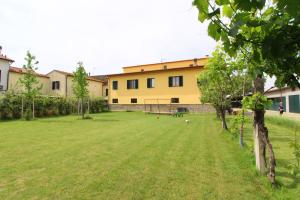 un gran césped frente a un edificio en CASA ANGELA, en Castiglion Fiorentino