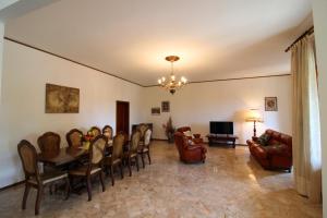 uma sala de estar com uma mesa de jantar e cadeiras em CASA ANGELA em Castiglion Fiorentino