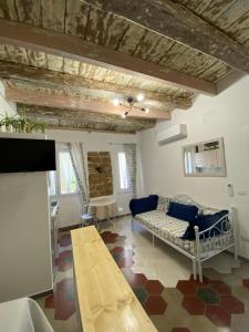 een woonkamer met een bank en een tafel bij Lu Bàtil B&B - Rooms in Alghero