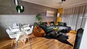 een woonkamer met een bank en een tafel bij Apartmanica Double room apartment with balcony, St Ivan Rilski 4 star SPA Resort, Bansko in Bansko