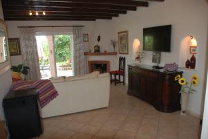 a living room with a white couch and a television at Bonito-Sol in Sitio de Calahonda