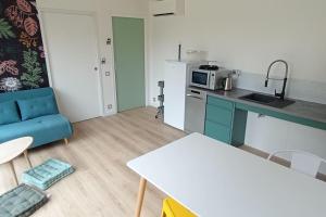 Η κουζίνα ή μικρή κουζίνα στο L'endroit : Studio de jardin adapté PMR 40m2