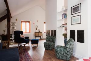 een woonkamer met stoelen en een tafel bij Oak House Vienna in Wenen