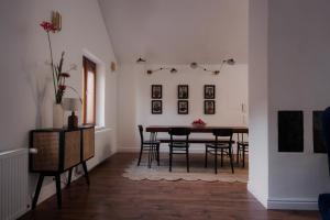 ein Esszimmer mit einem Tisch und Stühlen in der Unterkunft Oak House Vienna in Wien