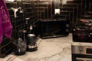 Kuchyň nebo kuchyňský kout v ubytování "Elegance" Central Luxury Apartment Piraeus