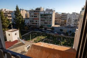 uma vista para uma cidade com edifícios e uma torre do relógio em "Elegance" Central Luxury Apartment Piraeus em Piraeus