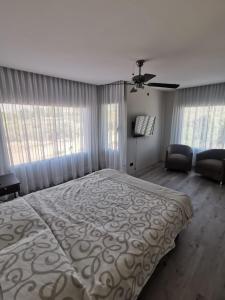 - une chambre avec un lit, un canapé et des fenêtres dans l'établissement Morado, à Luján de Cuyo