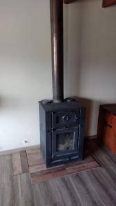 a black stove sitting on a wooden floor in a room at Laguna de los Cisnes in Perito Moreno