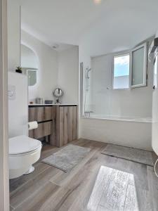 Kúpeľňa v ubytovaní Spacieux appartement avec vue panoramique et jacuzzi