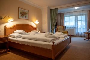 Postel nebo postele na pokoji v ubytování Hotel Waldheim Garni