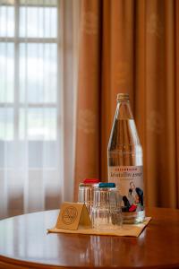 Hotel Waldheim Garni في مايرهوفن: زجاجة من الكحول موضوعة فوق الطاولة