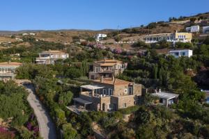 een luchtzicht op een groot huis op een heuvel bij Seaview Beach House in Ándros