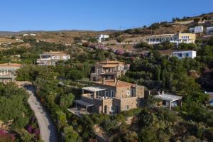 una vista aérea de una gran casa en una colina en Seaview Beach House, en Ándros