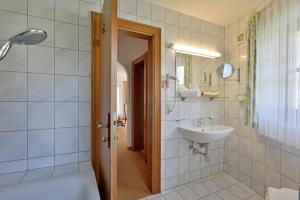 Koupelna v ubytování Hotel Waldheim Garni