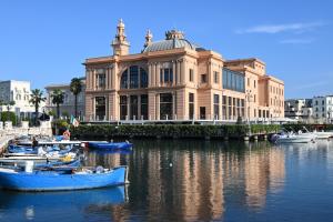 un bâtiment avec des bateaux dans l'eau devant dans l'établissement My sweet home, à Bari