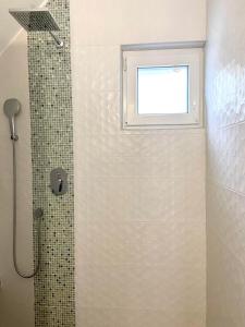 uma casa de banho com um chuveiro e uma janela em Farmhouse Dzeni em Vlasic