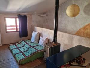 1 dormitorio con 1 cama con fogones en CASA ANNA, en Miravet