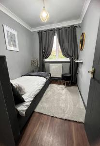 Un pat sau paturi într-o cameră la Lovely, two bedroom apartment central location