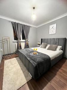 Un pat sau paturi într-o cameră la Lovely, two bedroom apartment central location