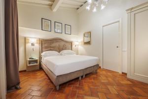 Postel nebo postele na pokoji v ubytování Hotel Embassy