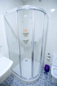 een douche met een glazen deur in de badkamer bij Letmalaga Soho Apartment in Málaga