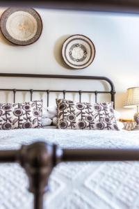 Tempat tidur dalam kamar di The Globe Inn