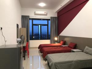 Habitación de hotel con 2 camas y sofá en David Studio Unicity, Seremban 3 en Seremban