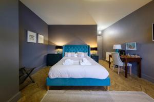 Tempat tidur dalam kamar di The Globe Inn