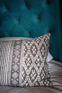 Tempat tidur dalam kamar di The Globe Inn