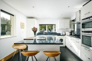 Η κουζίνα ή μικρή κουζίνα στο Lakeside family friendly property CW99