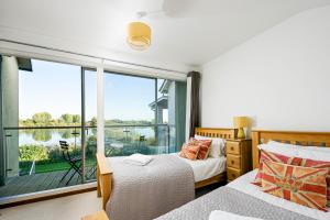 Ένα ή περισσότερα κρεβάτια σε δωμάτιο στο Lakeside family friendly property CW99