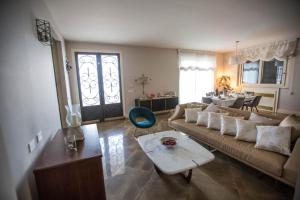 O zonă de relaxare la Villa Corbera Palmaris