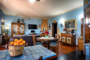 ein Wohnzimmer mit einem Tisch mit Orangen darauf in der Unterkunft Ai confini dell' Etna private pool in Santa Venerina