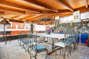 una sala da pranzo con tavolo e sedie di Ai confini dell' Etna private pool a Santa Venerina