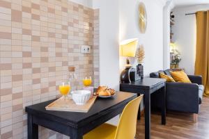 ein Wohnzimmer mit einem Tisch und 2 Gläsern Orangensaft in der Unterkunft #1 Studio Fontaine de la Ville-WIFI in Nizza