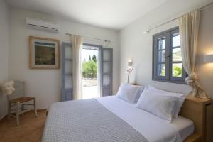 En eller flere senge i et værelse på Villa Anemos · Villa Anemos + 32 billeder
