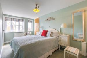 Tempat tidur dalam kamar di The Globe Inn