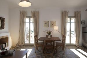 Posedenie v ubytovaní Kallisti Myrtia · Idyllic Holiday Villa - Views, Garden, nr Beach + 4 fotografie