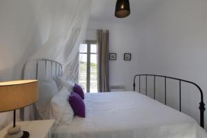 Posteľ alebo postele v izbe v ubytovaní Kallisti Myrtia · Idyllic Holiday Villa - Views, Garden, nr Beach