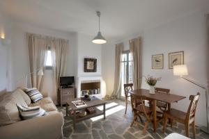 Posedenie v ubytovaní Kallisti Myrtia · Idyllic Holiday Villa - Views, Garden, nr Beach