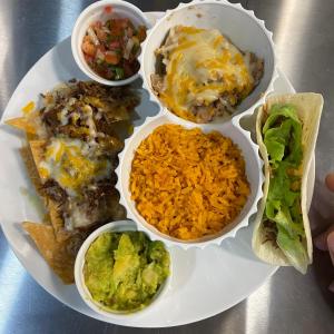 un plato con diferentes tipos de comida en una mesa en La Qhia Eco Retreat en Santa Fe