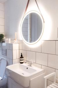 Baño blanco con lavabo y espejo en Gorgeous 3 bed house in Matlock + Garden ‘lookout’ en Matlock
